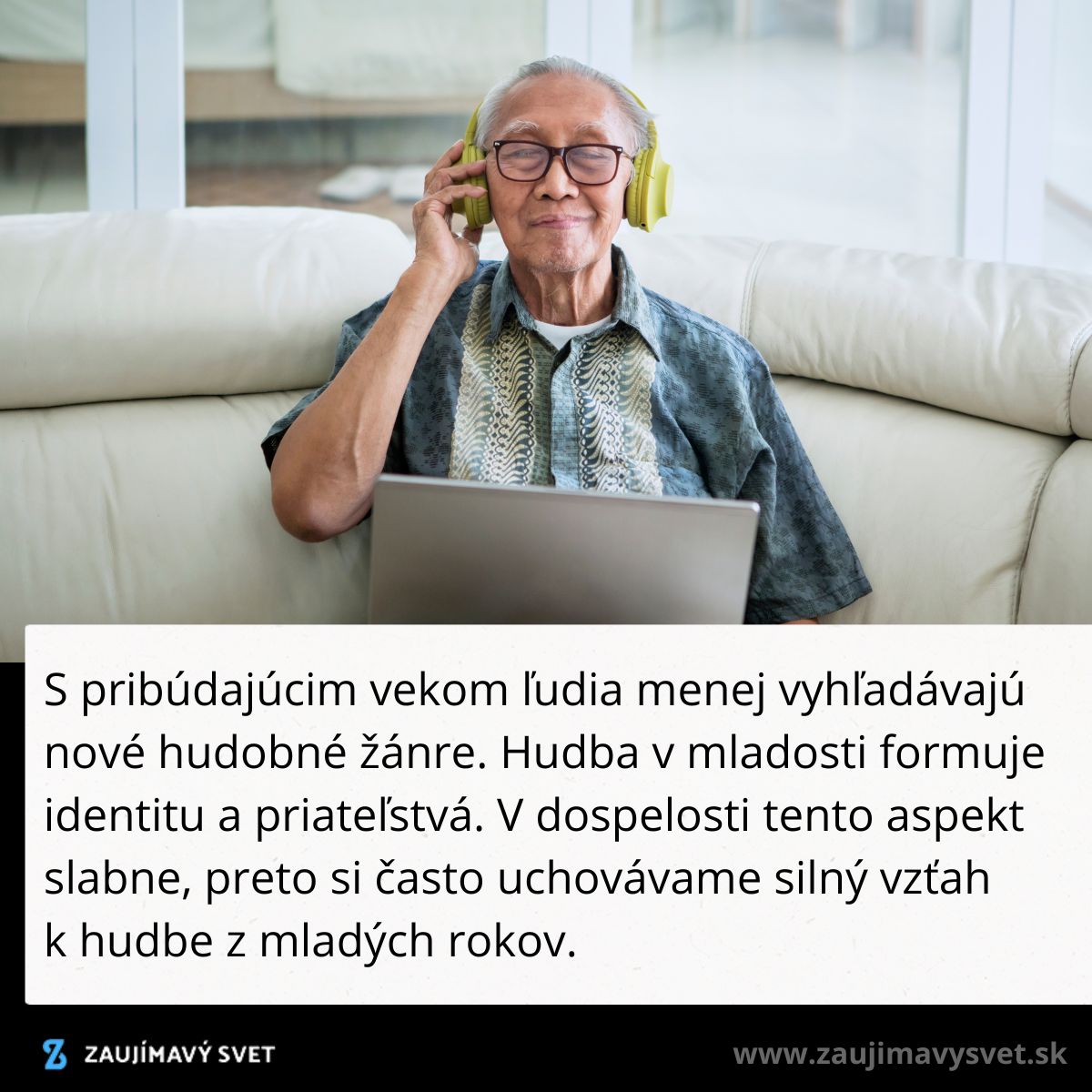 Starší muž s okuliarmi na gauči počúva hudbu cez slúchadlá a používa notebook.