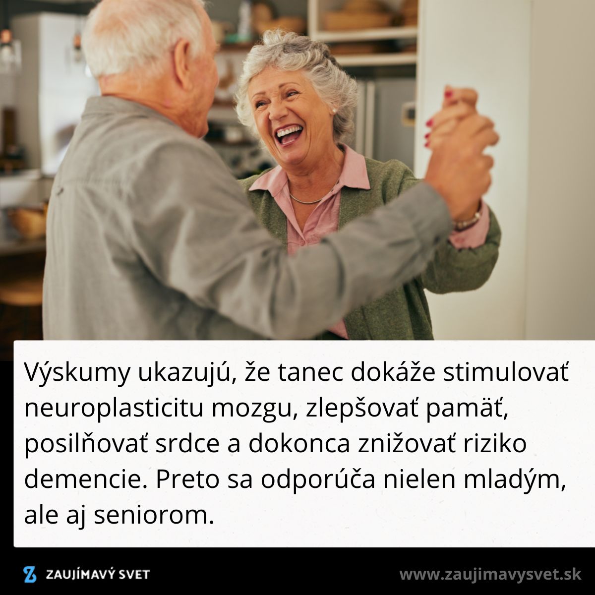 Starší pár tancuje v kuchyni, smejú sa a užívajú si spoločné chvíle plné radosti a pohybu.
