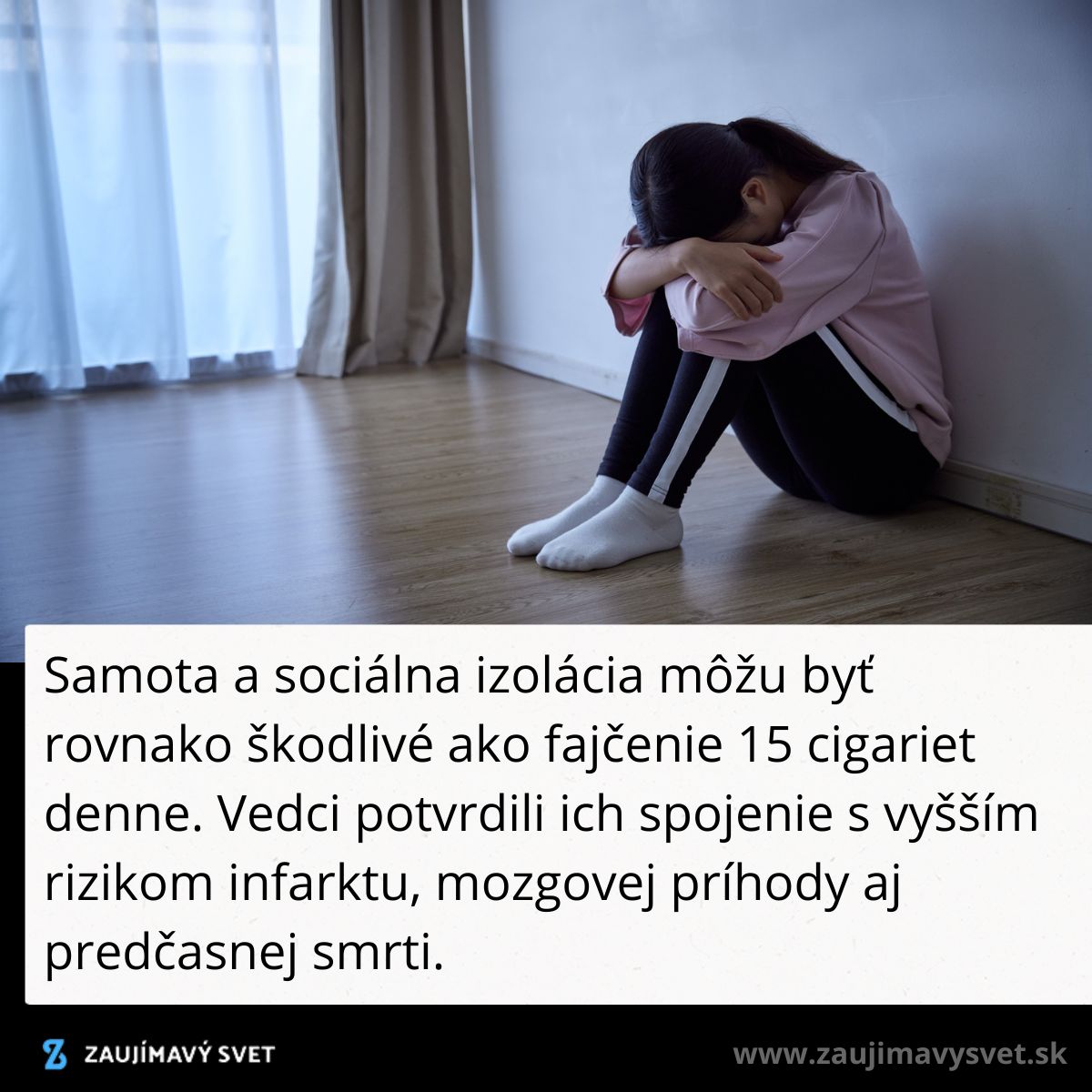 Osamelá osoba sedí na podlahe v prázdnej miestnosti, symbolizuje pocity samoty a izolácie.