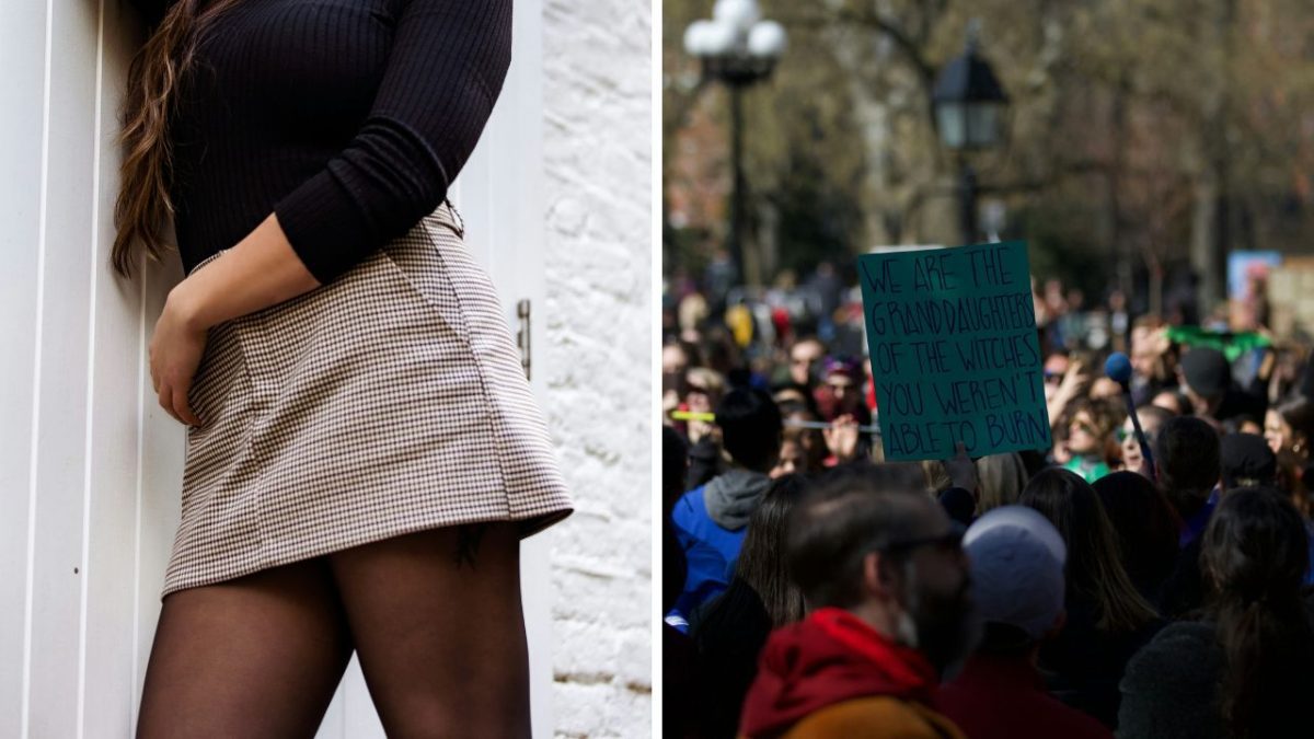 Mladá žena v sukni pri bielej stene a dav na proteste s plagátom o sile ženského odkazu.