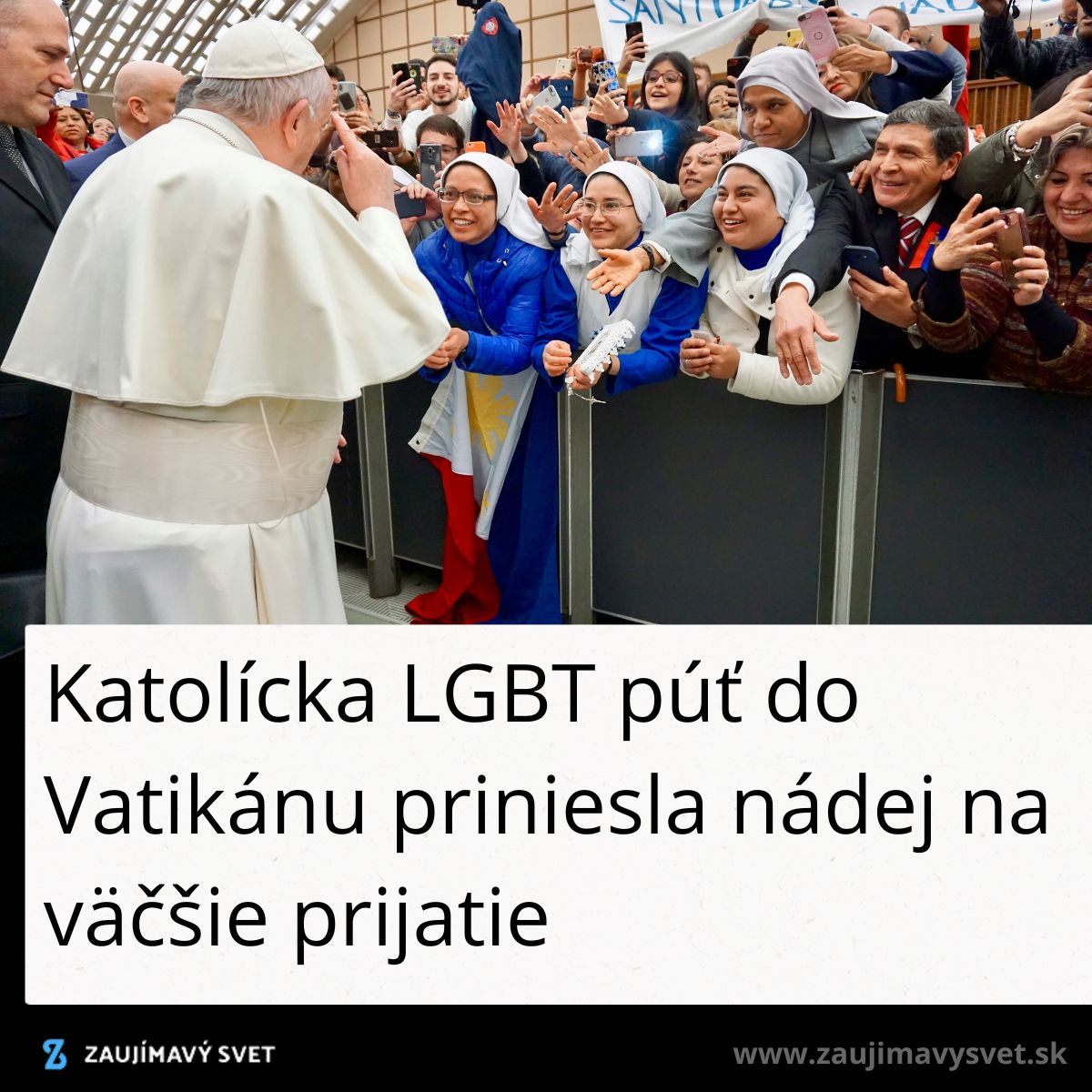 Osoba v bielom pozdravuje skupinu radostných ľudí za zábranou vo Vatikáne.