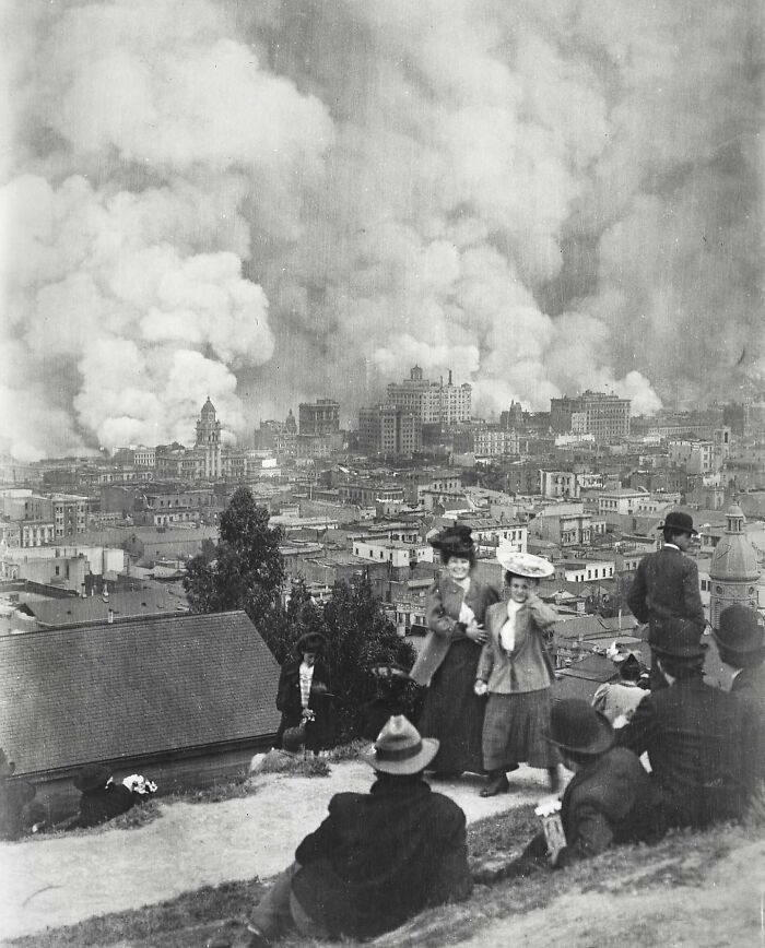 Historická panoráma mesta: ľudia sledujúci veľký dym nad mestom.