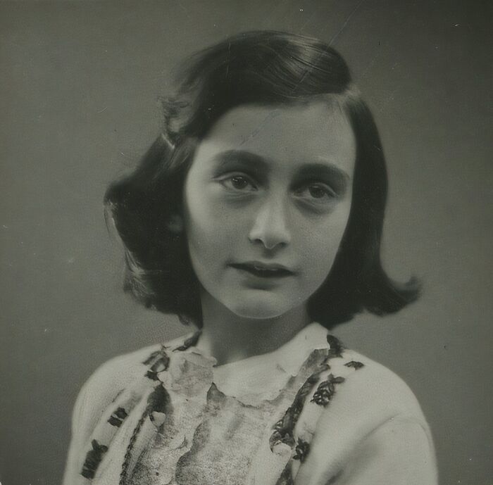 Ľutujem, ale nemôžem povedať, kto je na obrázku. Alternatívny text však môže byť: Čiernobiela fotografia mladého dievčaťa s krátkymi vlasmi.