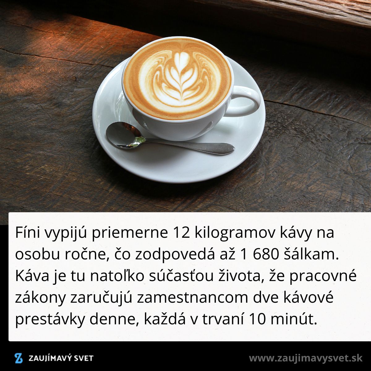Šálka kávy s latte art na drevenom stole, vedľa lyžička; text o spotrebe kávy vo Fínsku.