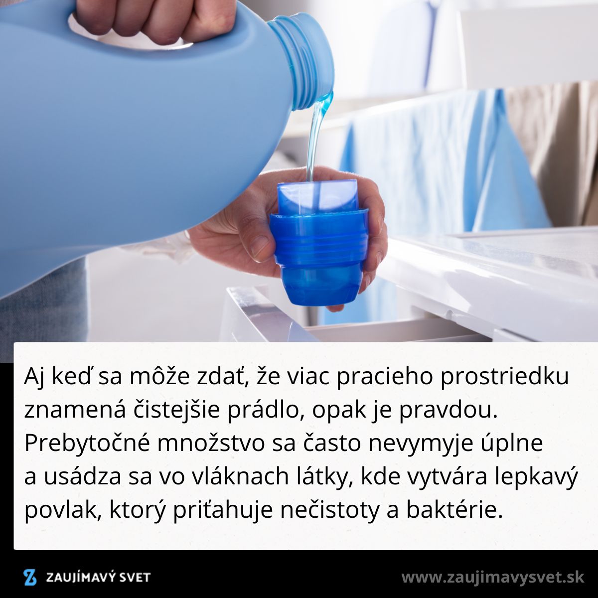 Osoba nalieva modrý prací gél do nádoby v blízkosti práčky, nadpis upozorňuje na možnú chybu.