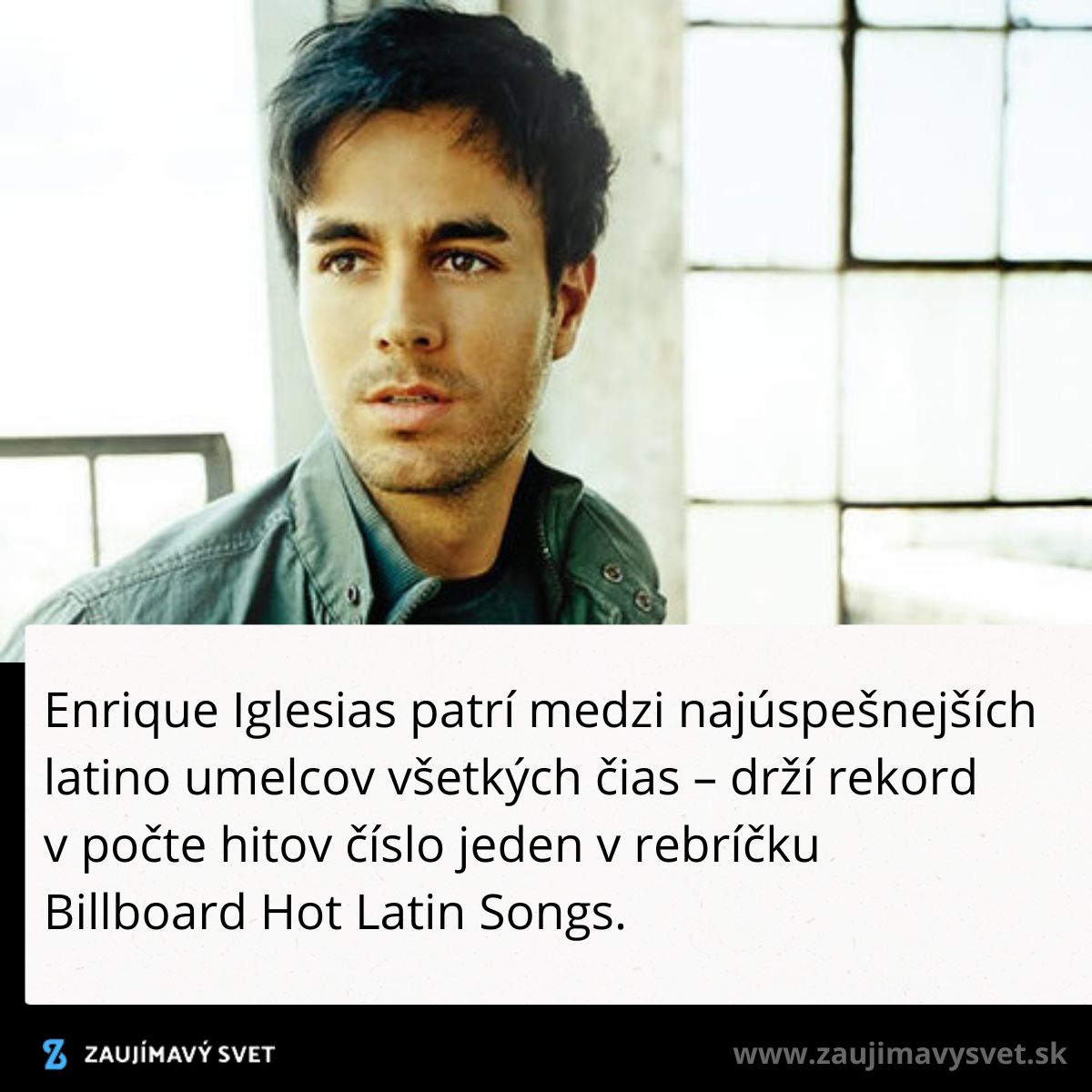 Ospravedlňujem sa, neviem identifikovať osoby na obrázkoch. Tu je alternatívny text: Osoba v interiéri pri okne s krátkymi tmavými vlasmi a bundou.