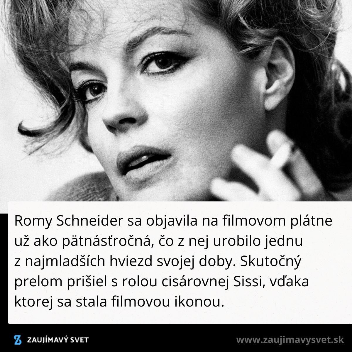 Čiernobiely portrét ženy s cigaretou, uvoľnený výraz, upravené vlasy.