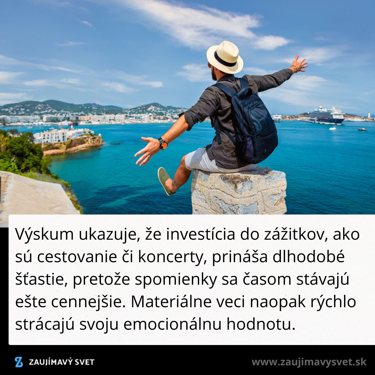 Muž sediaci na skale s rukami roztiahnutými, s výhľadom na more a prístav, cestovanie za zážitkami.