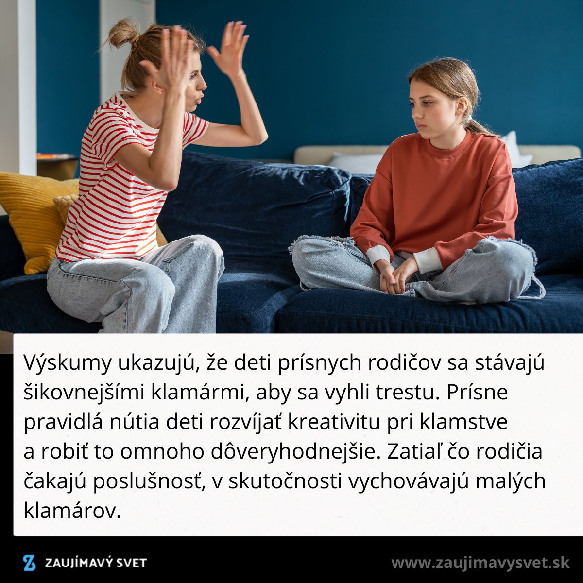 Matka s napäto zdvihnutými rukami a dcéra sediaca na gauči diskutujú o prísnej výchove a klamstvách.