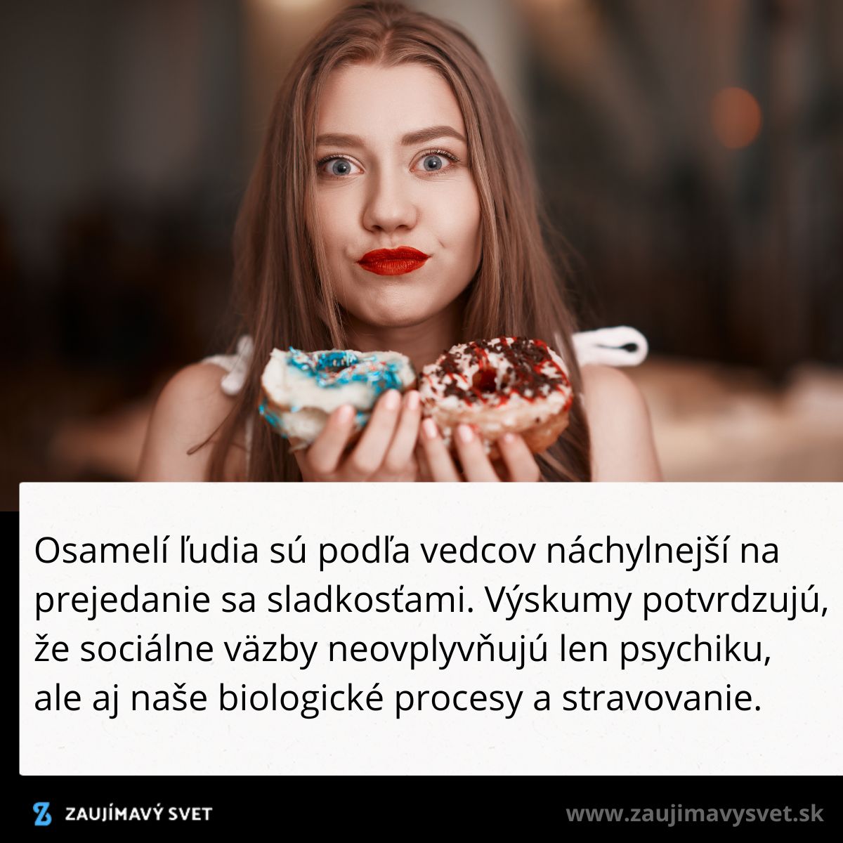 Žena s výrazom prekvapenia drží dve farebné šišky, naznačujúc pochúťku pripravenú na konzumáciu.