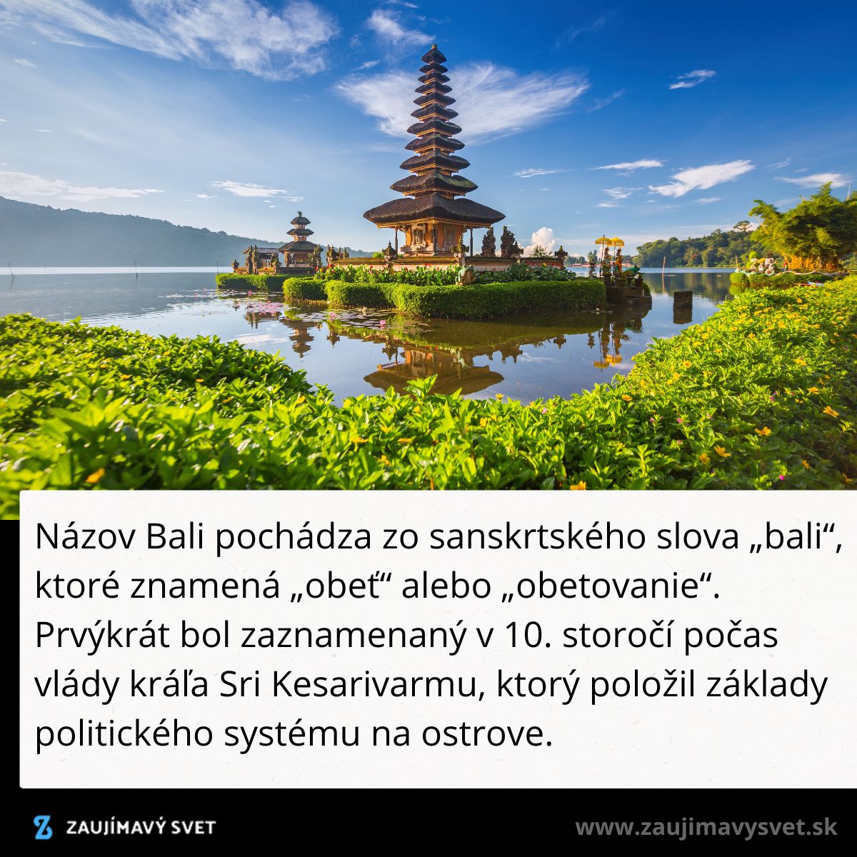 Chrám Pura Ulun Danu Bratan, Bali, Indonézia pri jazere s modrou oblohou a zelenou vegetáciou.