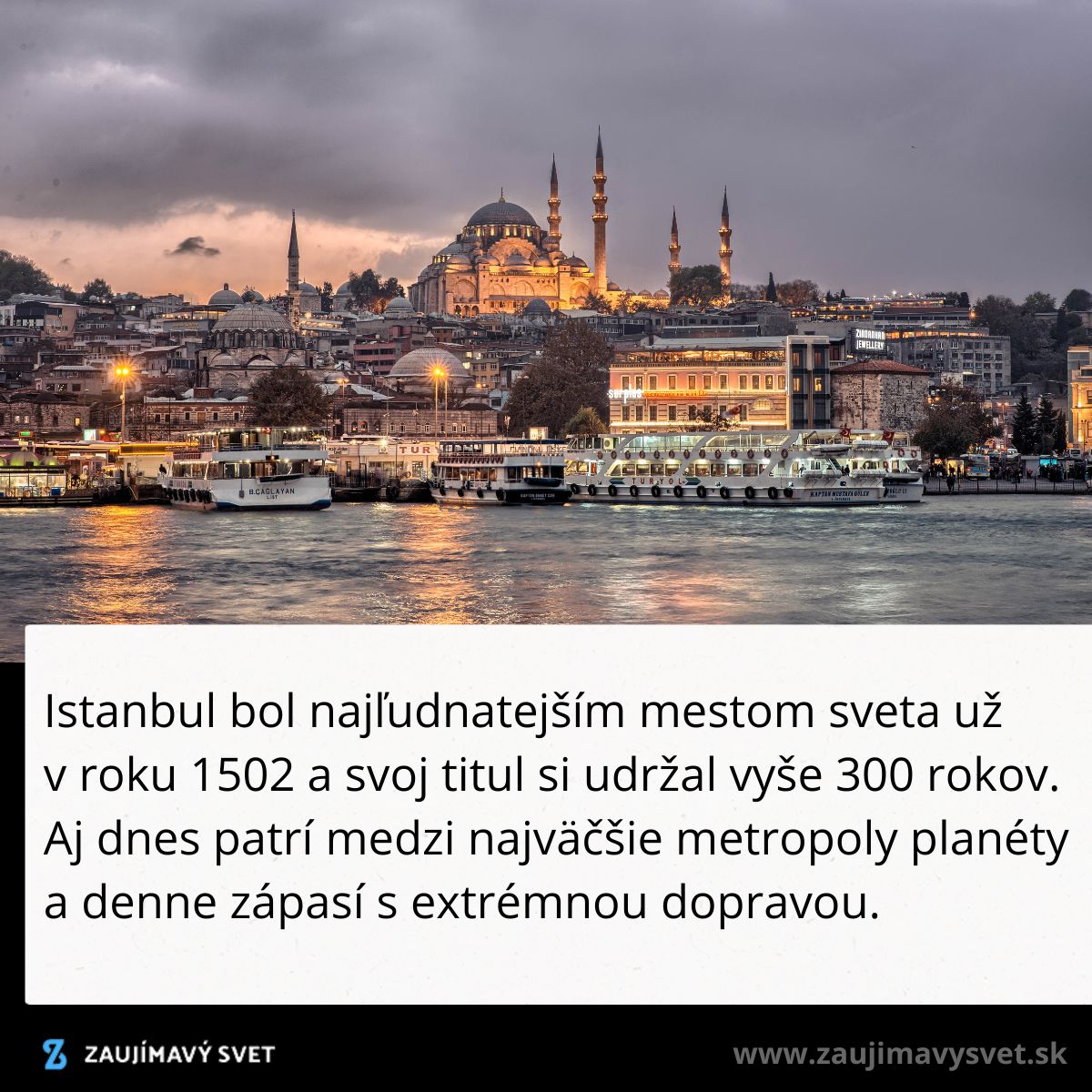 Panoráma Istanbulu za súmraku s osvetlenou mešitou a loďami na Bosfore, historický stredobod kultúry a dopravy.