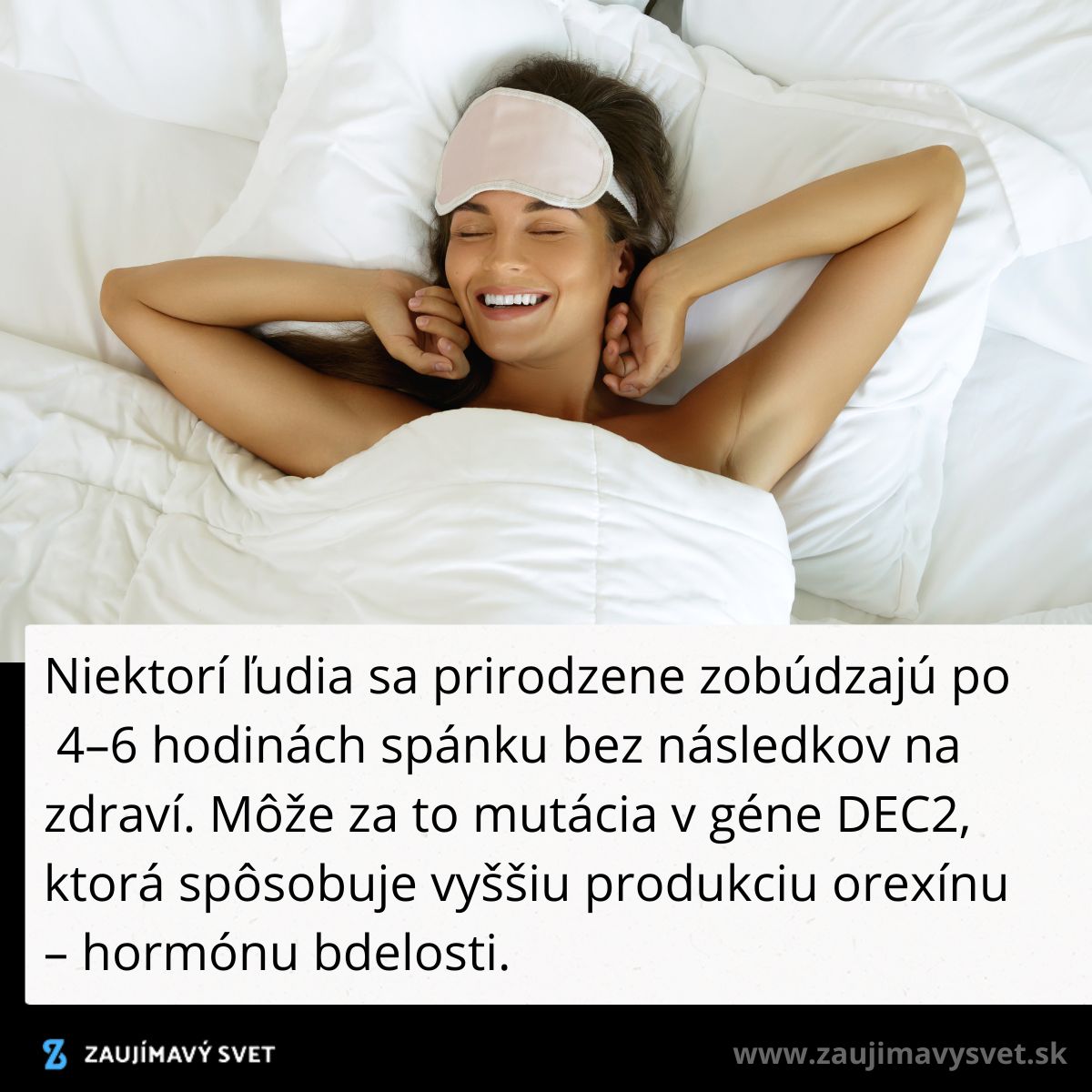 Žena v posteli s maskou na spanie sa spokojne usmieva. Ranné prebudenie po krátkom spánku, pocit sviežosti.