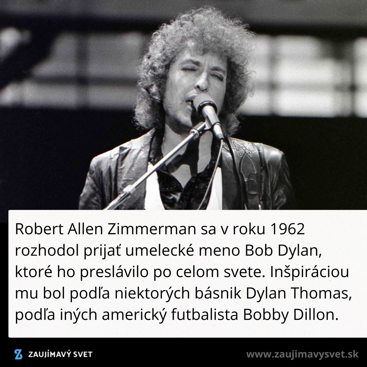Spevák spieva na pódiu s mikrofónom v ruke, čiernobiela fotografia.