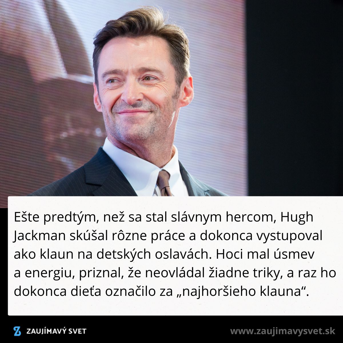 Muž v obleku s úsmevom, mediálna udalosť, úspešný herec, text o minulosti klauna, zaujímavé fakty o kariére.