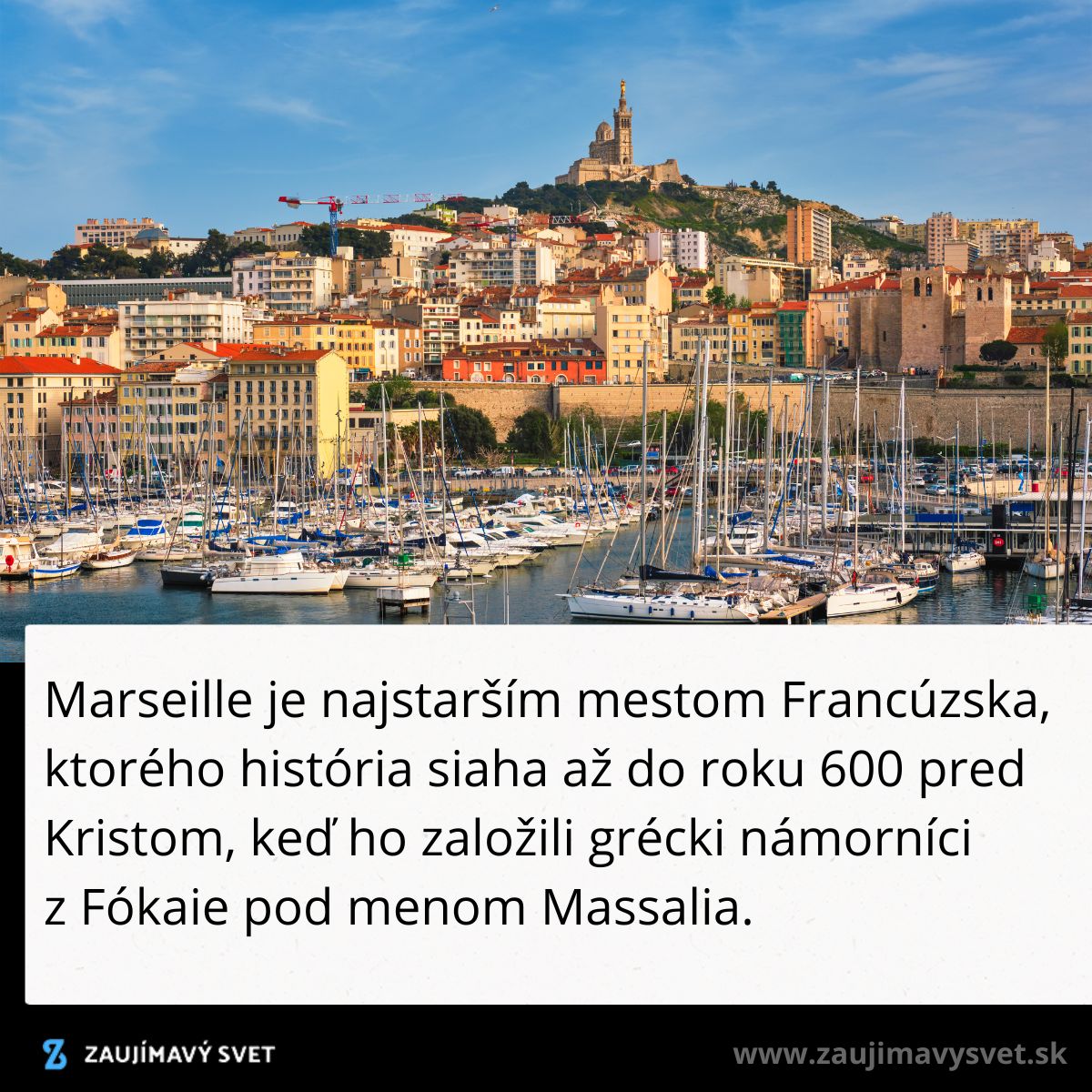 Prístav a panorama Marseille s bazilikou Notre-Dame de la Garde počas slnečného dňa.