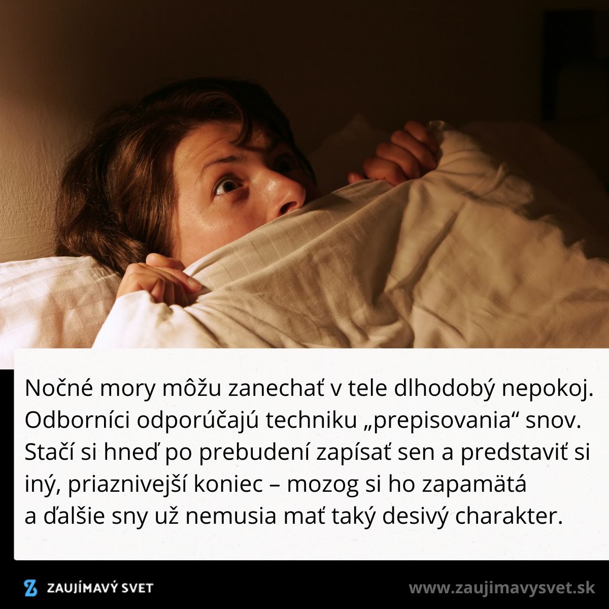 Žena pod prikrývkou sa bojí po nočnej more, odborníci odporúčajú prepísať sny pre pokojnejší spánok.