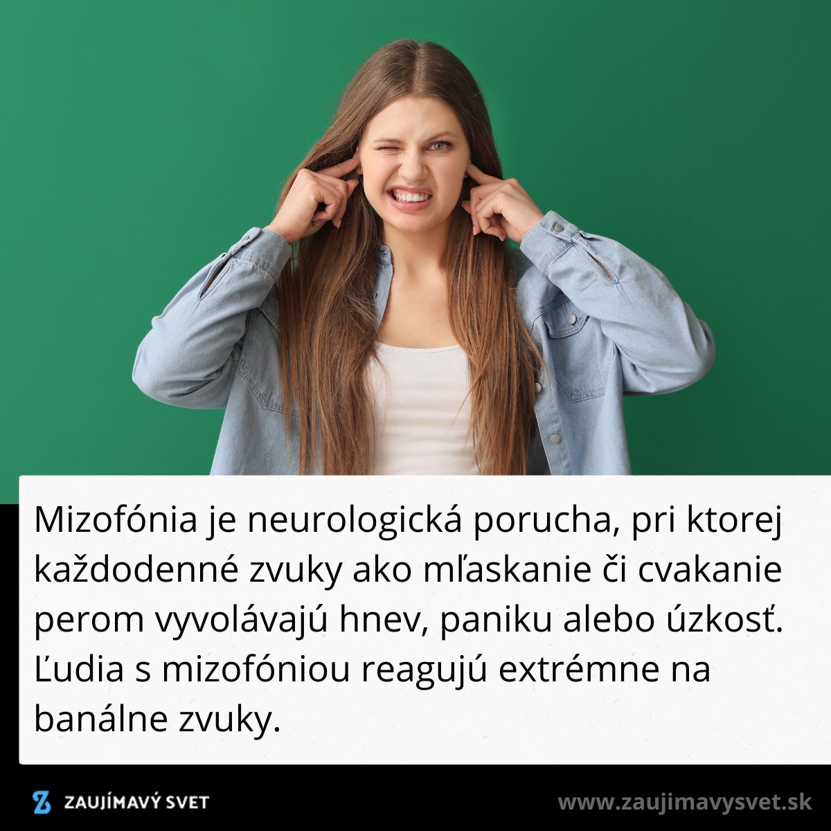Žena s dlhou hnedou vlasou si prstami zakrýva uši, zelené pozadie, téma mizofónia a reakcia na bežné zvuky.