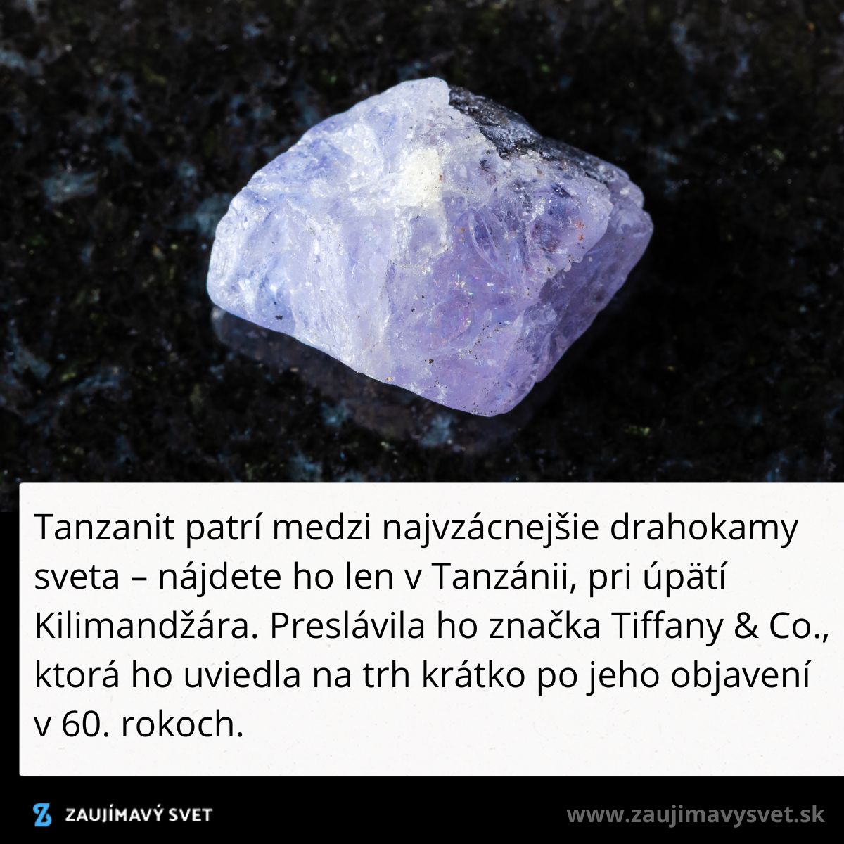 Tanzanitový kameň na čiernom pozadí, vzácny drahokam z Tanzánie s charakteristickou modrofialovou farbou.