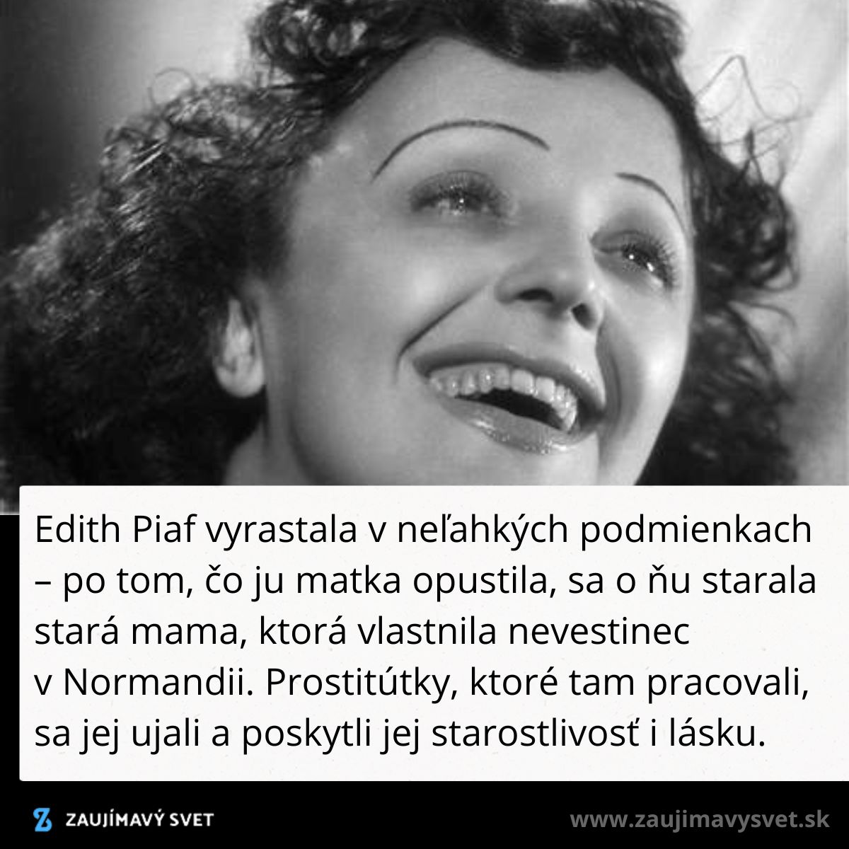 Žena s úsmevom, čiernobiela fotografia, životné podmienky, text o starostlivosti a láske v detstve.