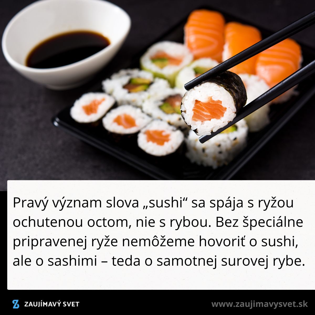 Sushi na tanieri s ryžou, lososom a wasabi, doplnené sojovou omáčkou v miske na servírovacom stole.