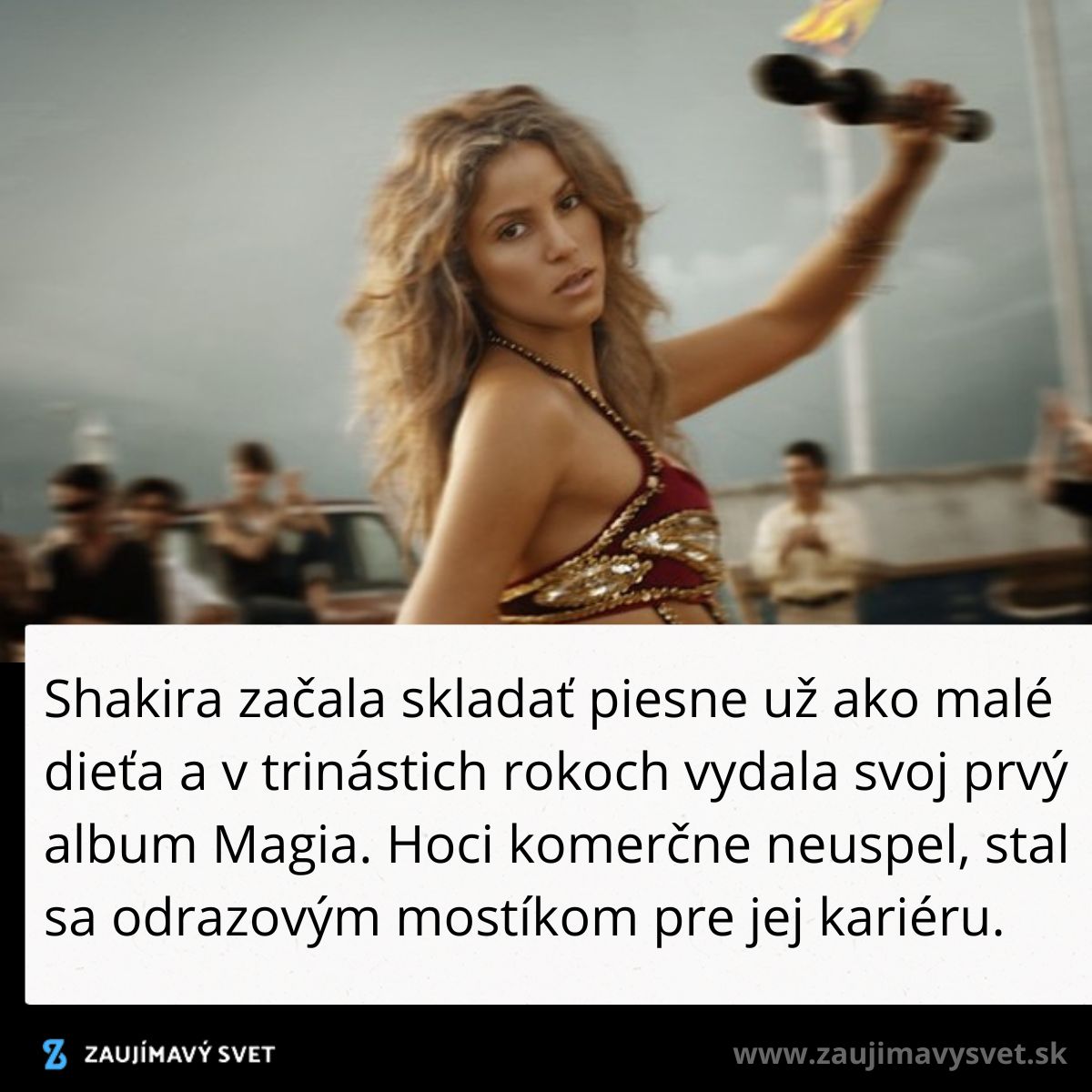 Žena s dlhými vlnitými vlasmi drží ohnivú fakľu, zatiaľ čo ľudia stoja v pozadí počas dňa.