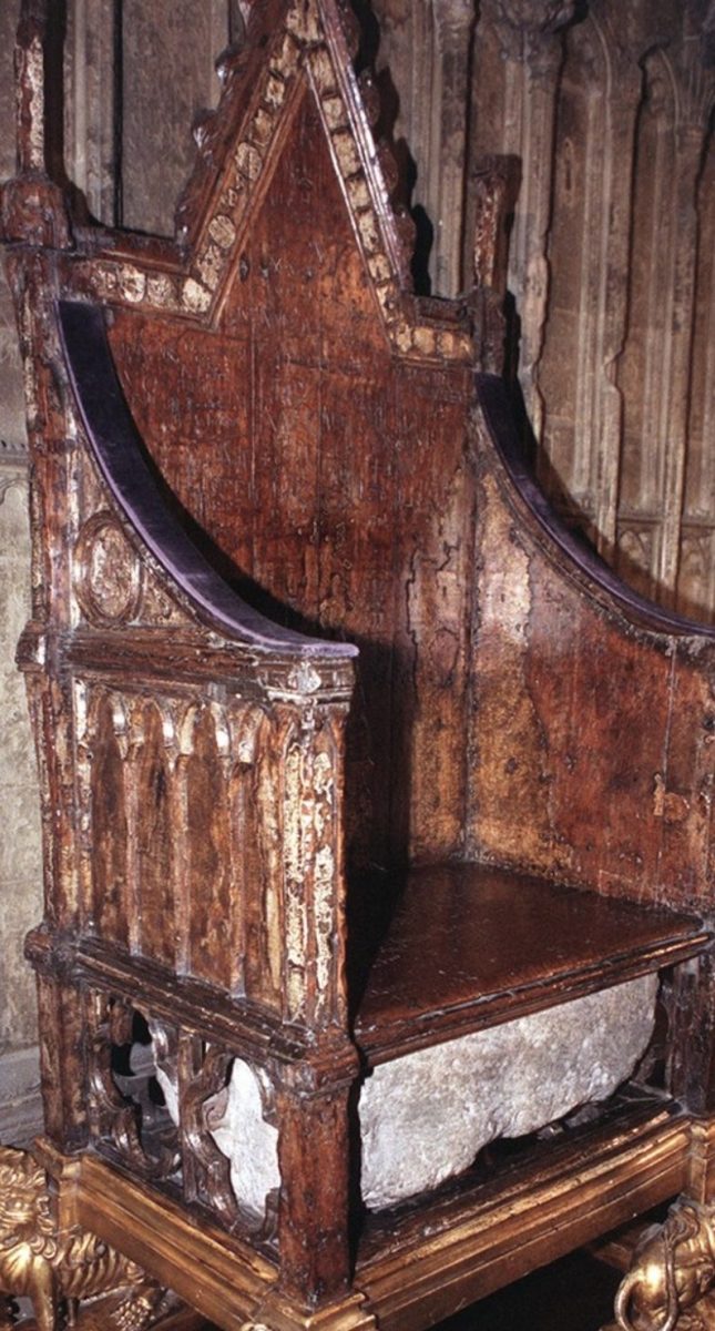 Historický drevený trón s gotickými detailmi, zdobený sochami levov.