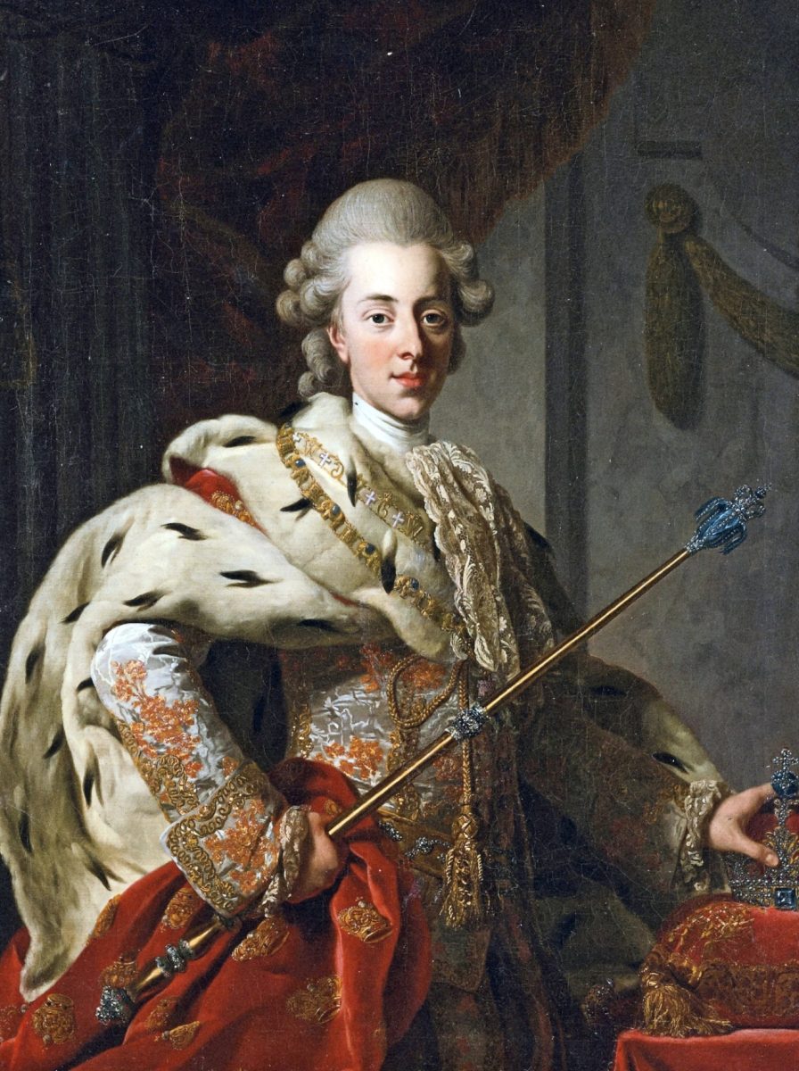 Portrét muža v kráľovskom rúchu s korunou a žezlom, elegantne pózujúci v historickom prostredí.