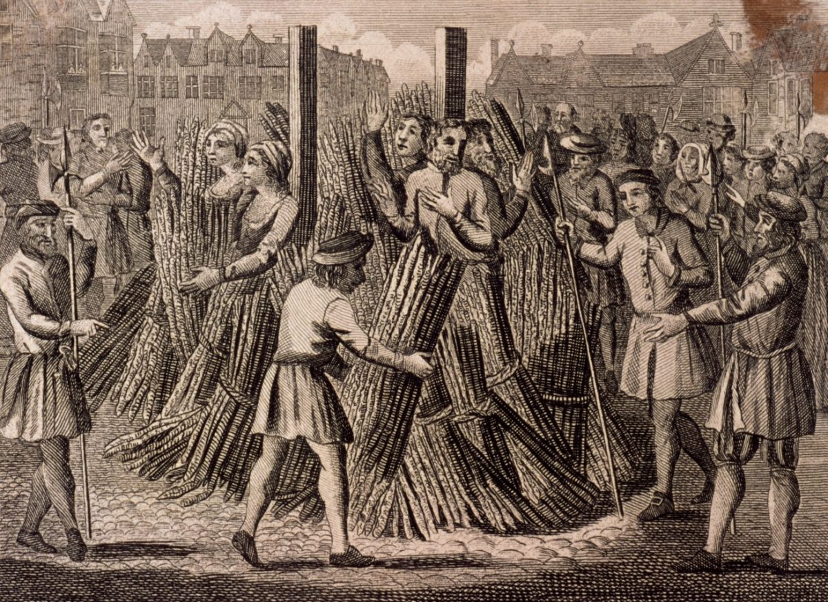Stredoveké obesenie: starobylá rytina znázorňujúca dav ľudí okolo stĺpov a hraníc, historická udalosť.