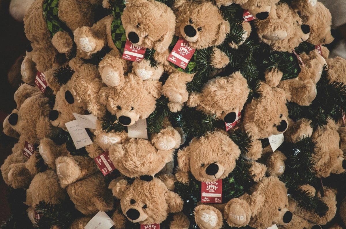 Hromada plyšových medvedíkov so štítkami Bears of Joy 2018 vytvára veselú vianočnú atmosféru.