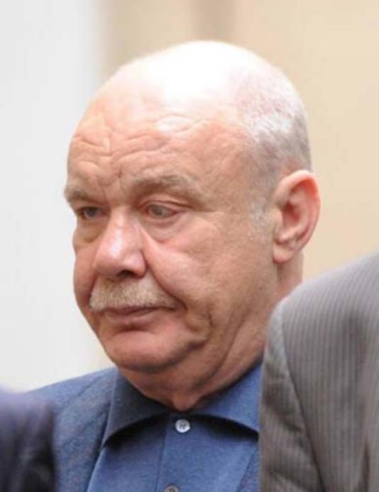Semjom Moglievic so serióznym výrazom na tvári počas podujatia v interiéri.