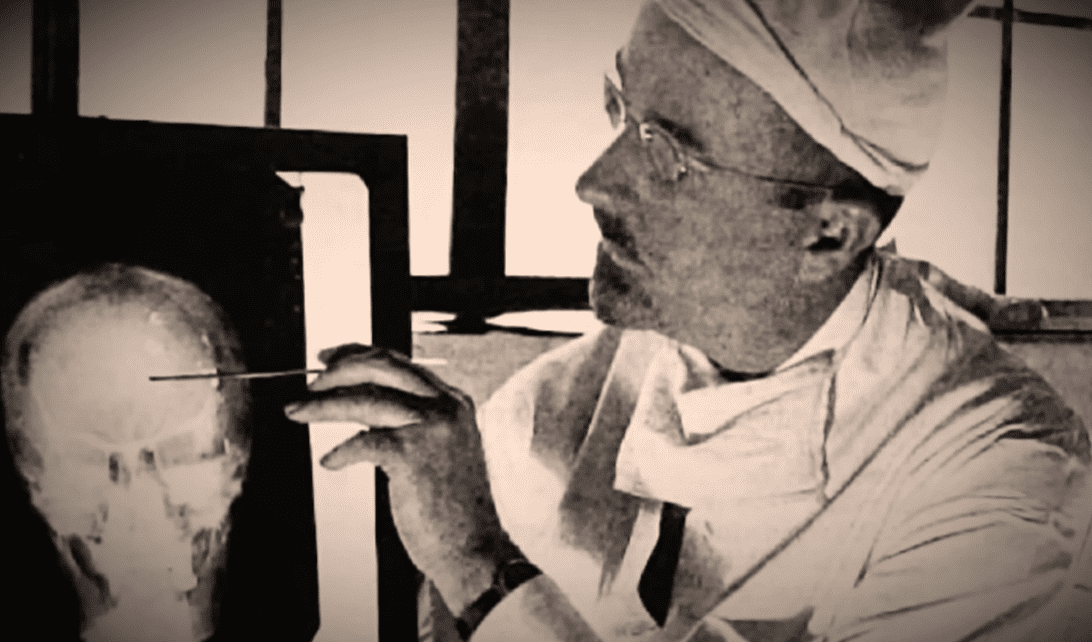 Lekár skúma röntgen hlavy pomocou nástroja, retro štýl, medicínska diagnostika.