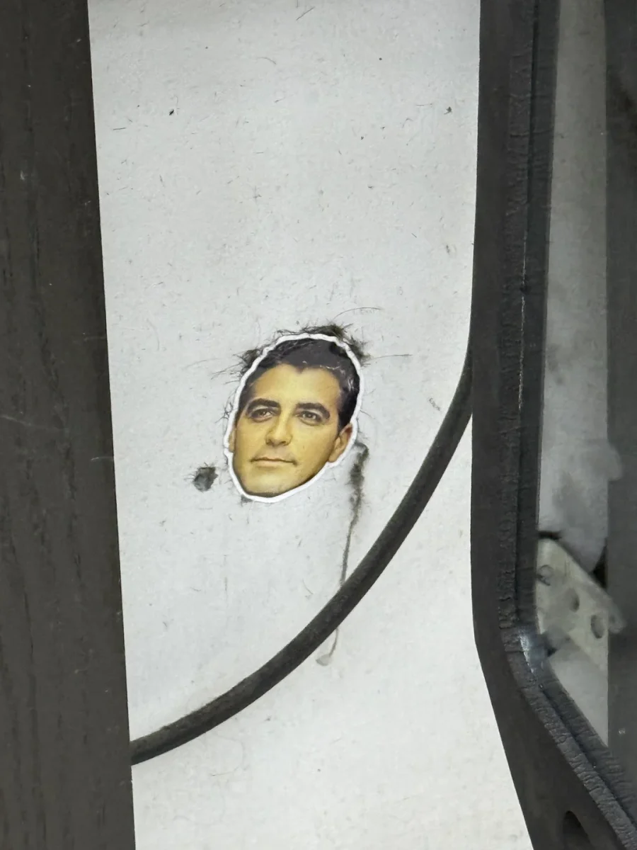 Samolepka s tvárou na stene pri káble, vytvára prekvapivý efekt.