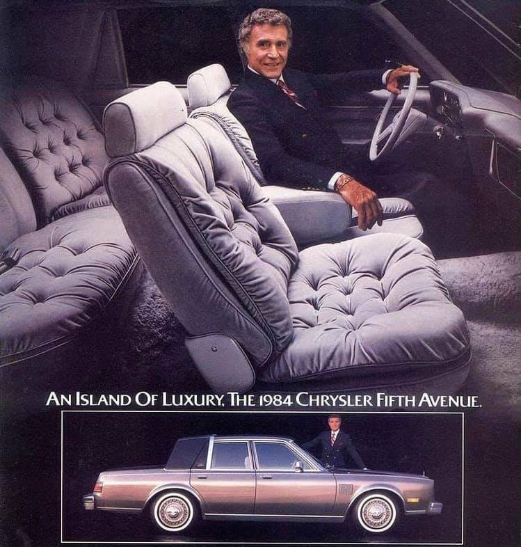 Luxusný interiér a dizajn vozidla Chrysler Fifth Avenue z roku 1984, zdôrazňujúci komfort a eleganciu.