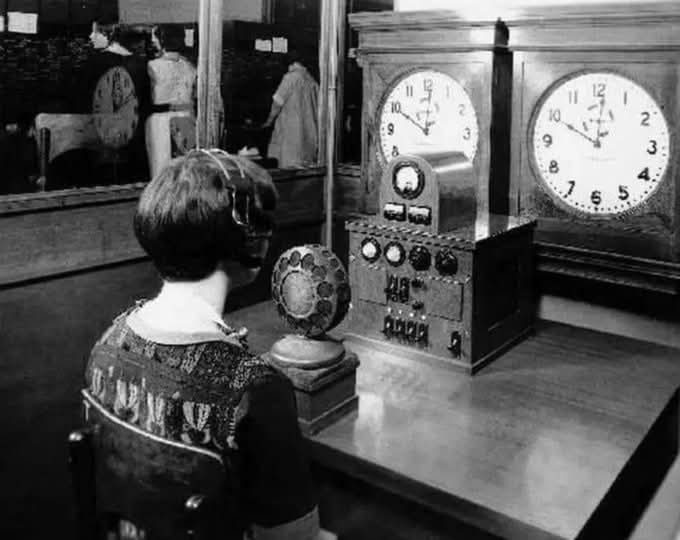 Historická miestnosť s operátorkou telefonnej ústredne 1920, starodávne vybavenie a hodiny.