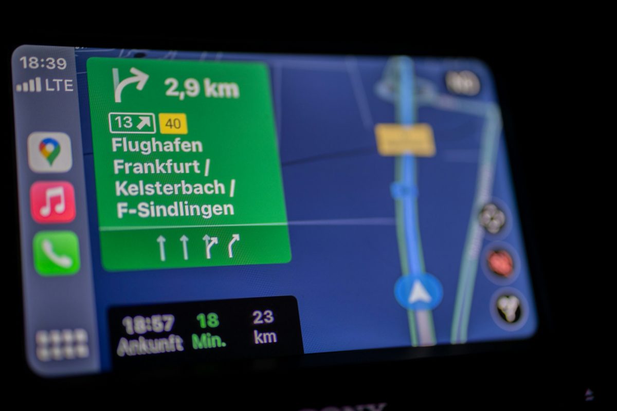 Navigácia smerom na letisko Frankfurt, vzdialenosť 2,9 km, čas príchodu 18:57.