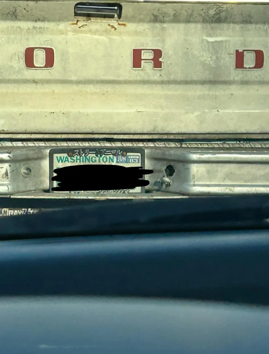 Starý zadný kryt nákladného auta Ford, registračná značka štátu Washington.