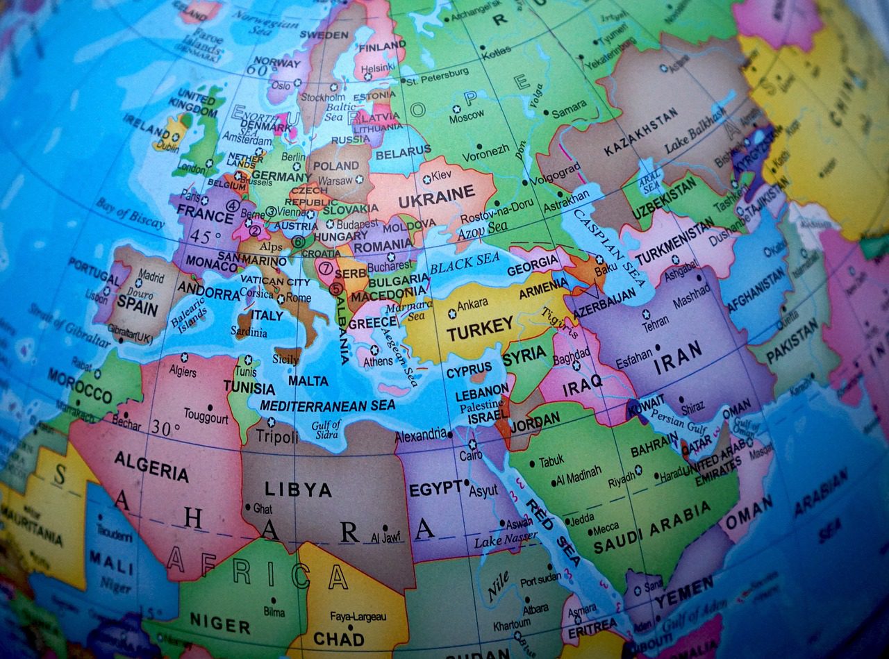 Mapa sveta zobrazuje Európu, Áziu a Afriku s detailami krajín a hraníc v strede glóbusu.