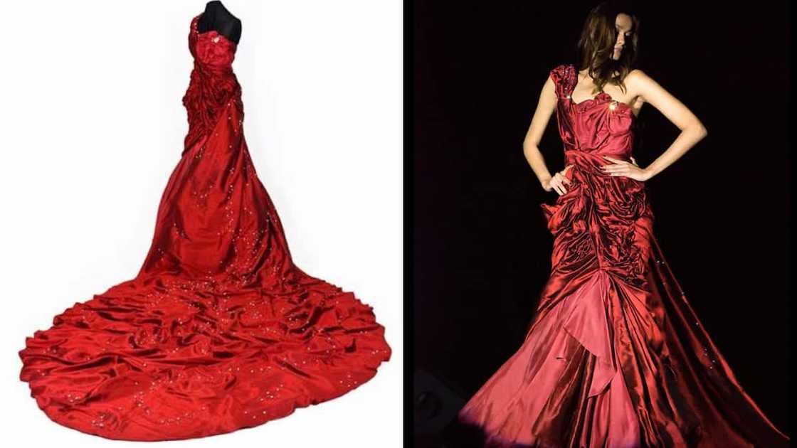 Červené večerné šaty s ozdobnými detailmi na čiernom figuríne a modelke na móle. Elegantný módny dizajn.