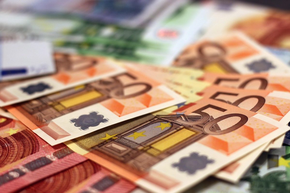 Päťdesiat eurové bankovky rozložené na stole, pripravené na finančné transakcie alebo investície.