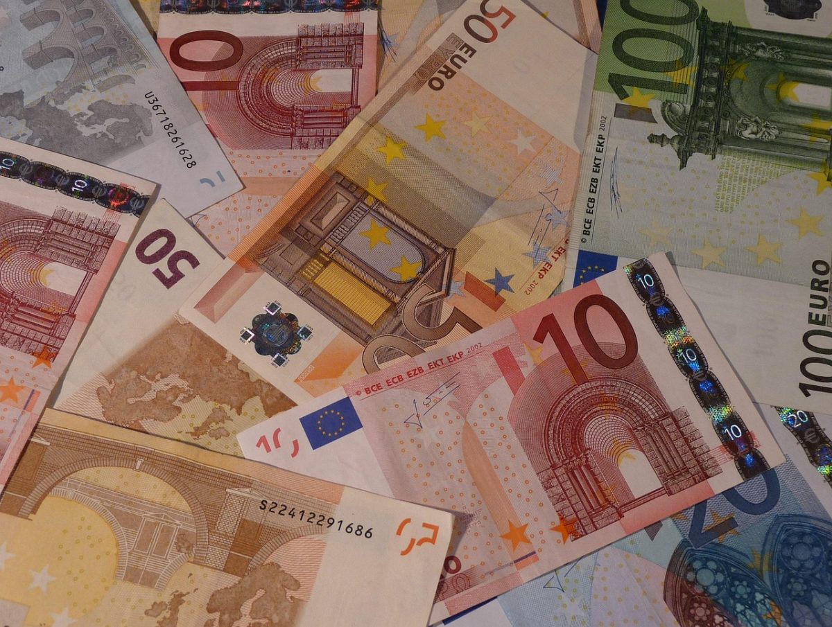 Hromada eurobankoviek rôznych hodnôt ležiacich na stole.