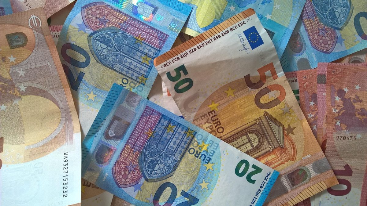 Eurobankovky rôznych nominálnych hodnôt usporiadané na sebe v náhodnom poradí, symbol európskej meny.