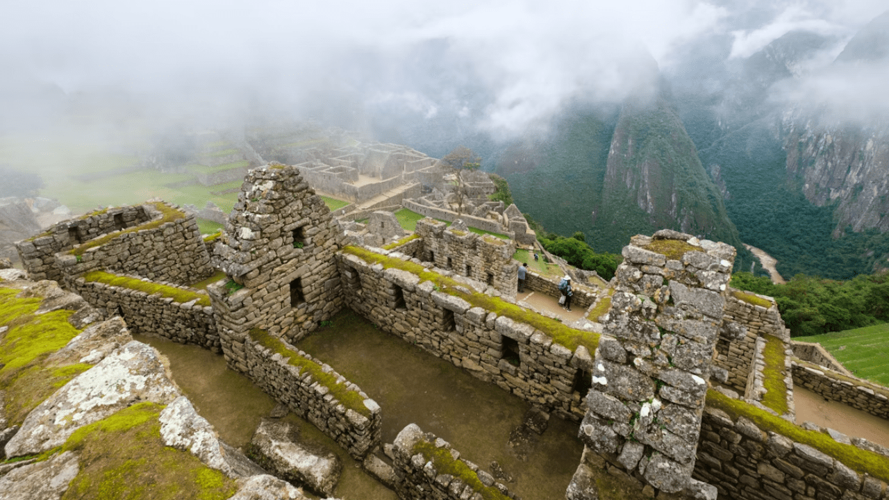 Staroveké ruiny Machu Picchu, obklopené majestátnymi Andami a tajomnou hmlou.