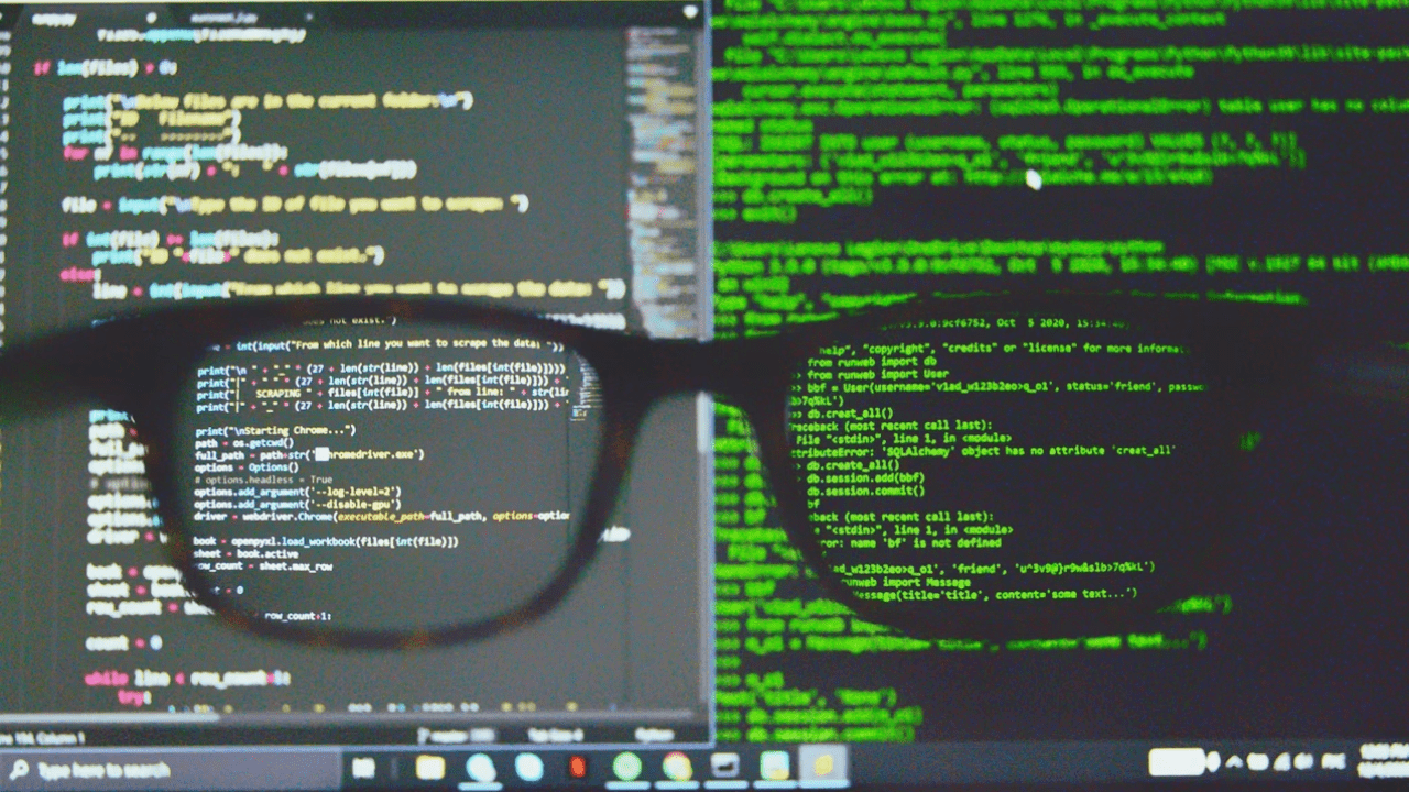 Okuliare pred obrazovkou s kódom na počítači, programovanie a analýza dát.