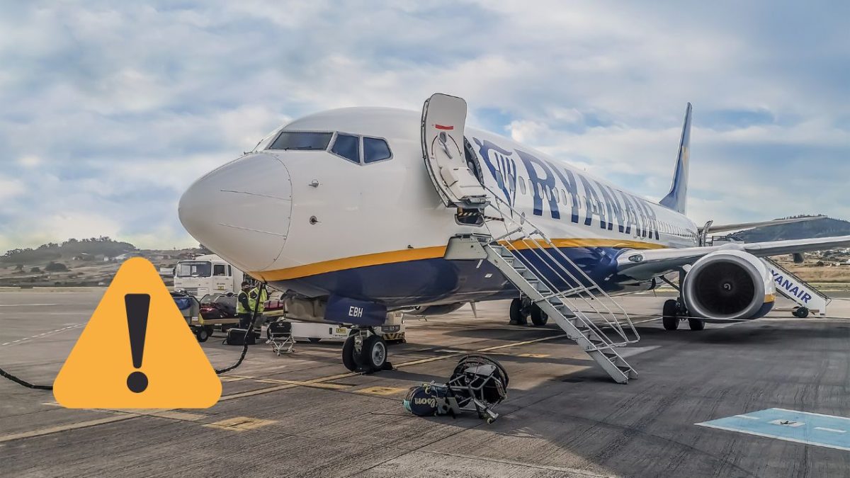 Lietadlo na letisku s varovnou značkou, blízke schodisko pre nástup pasažierov.