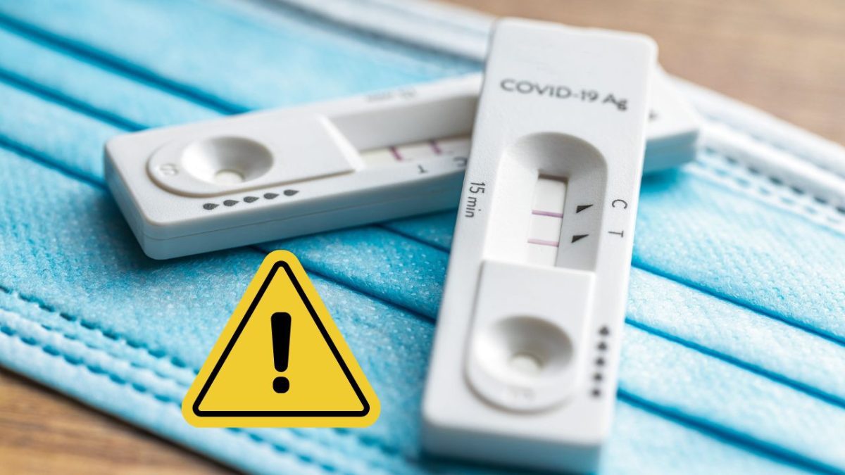 Rýchlotesty na COVID-19 a chirurgické rúška s ikonou upozornenia pre zdravie a bezpečnosť.