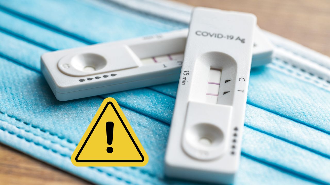 Rýchlotesty na COVID-19 a chirurgické rúška s ikonou upozornenia pre zdravie a bezpečnosť.