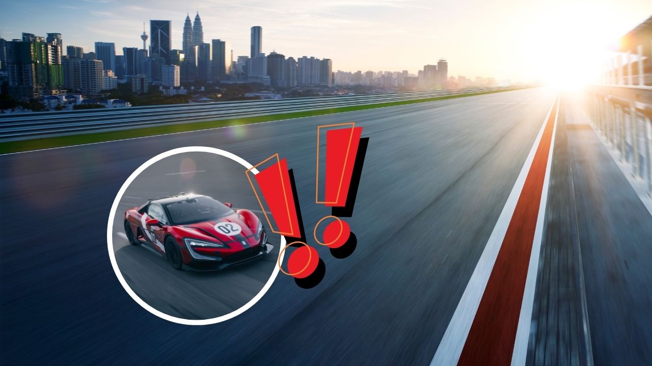 Pretekárske auto na trati pri západe slnka v meste s veľkým výkričníkom, zdôrazňujúce rýchlosť a adrenalín.