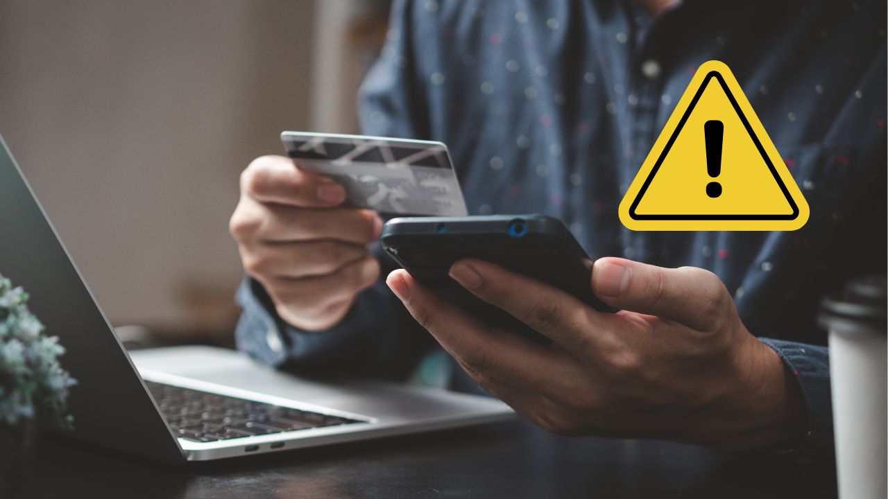 Osoba drží kreditnú kartu a mobilný telefón s varovaním o bezpečnosti online platieb.