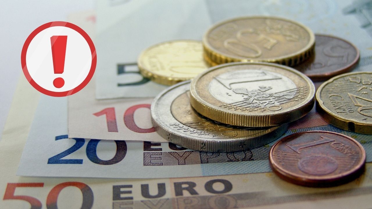 Euromince a bankovky s výstražným symbolom ilustrujúcim finančné upozornenie alebo varovanie.